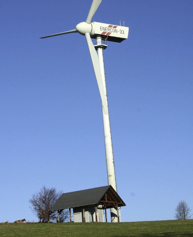 Auf dem Hohwart in Breitnau wurde im M...rzeugt die 33 Meter hohe Anlage Strom.  | Foto: Dieter Maurer