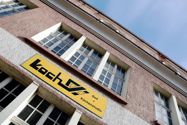 Im denkmalgeschtzten ehemaligen Mbelhaus Koch werden  Wohnungen gebaut.  | Foto: Christoph Breithaupt
