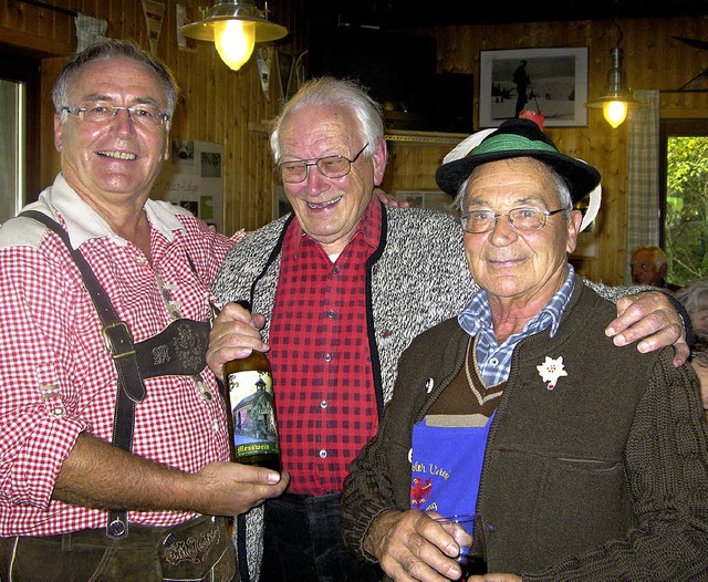 Pater Adalbert Schaller (Mitte) freute...nrich Sanin (rechts) berreicht wurde.  | Foto: Ulrike Spiegelhalter