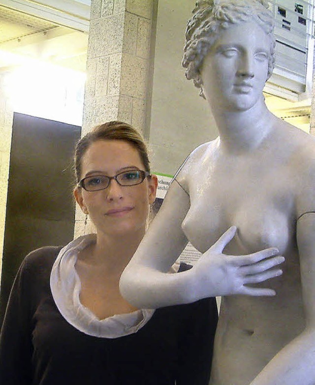 Kuratorin Anna Laschinger mit der Venus Medici   | Foto: Roswitha Frey