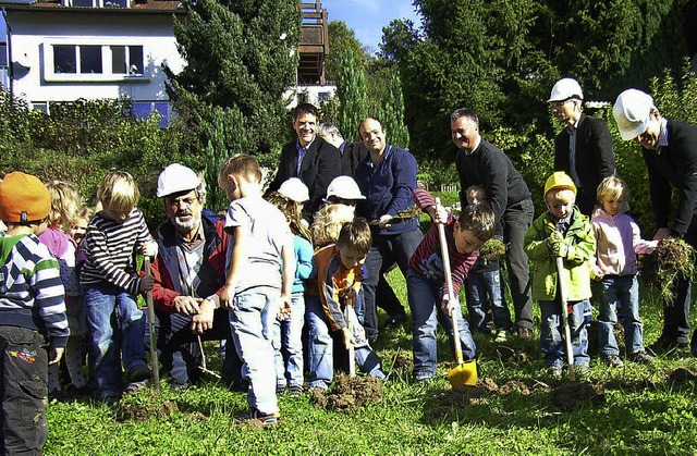 Beim Spatenstich unter den Kindern (vo...nte Garcia, Ingo Herzog, Markus Haag.   | Foto: Jo Hgg