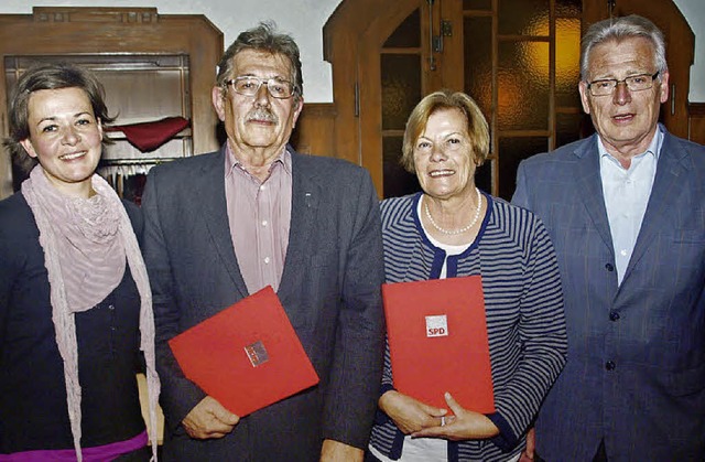 Seit 40 Jahren in der SPD: Katja Schf...glieder Christa Wolf und Robert Blum.   | Foto: Albert Greiner