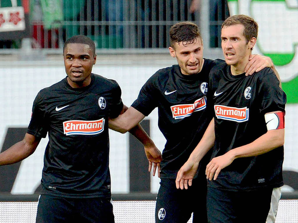 Julian Schuster (rechts) feiert mit seinen Kollegen Daniel Caligiuri (Mitte) und Cedrick Makiadi seinen Treffer zum 2:0.