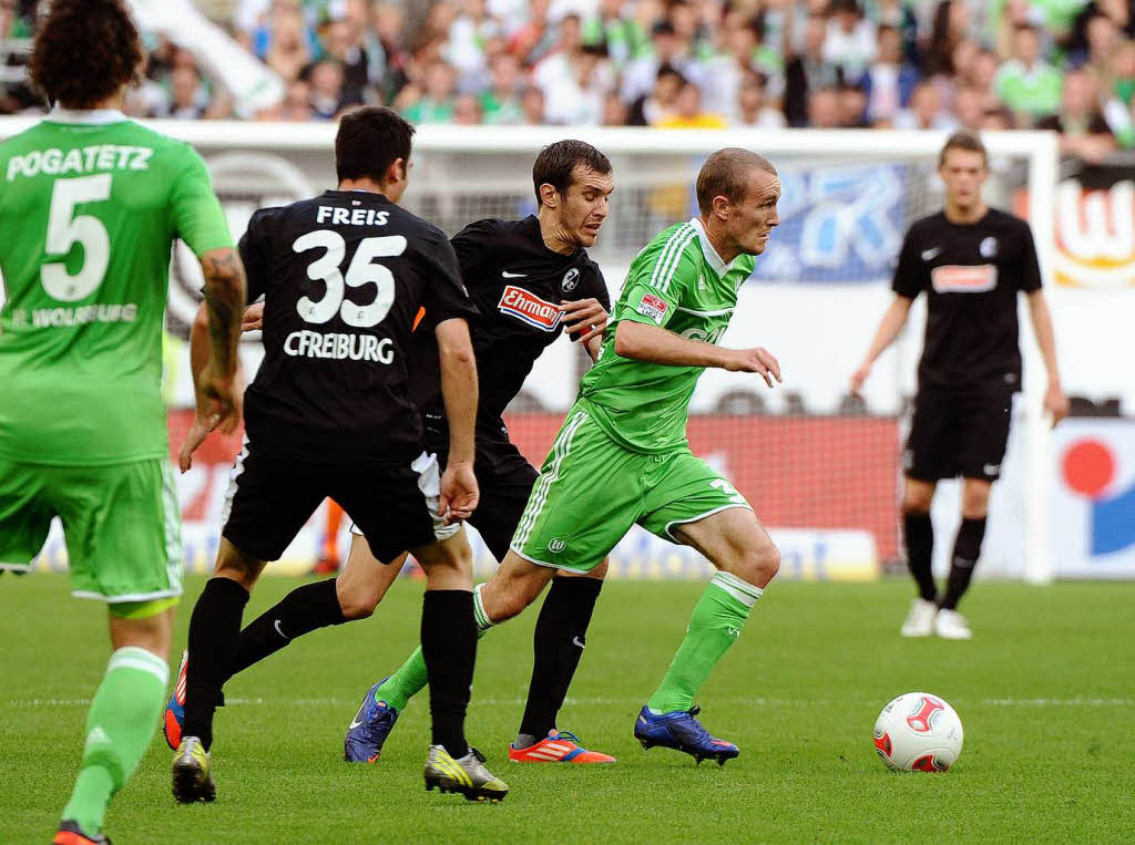 Julian Schuster verfolgt Wolfsburgs Thomas Kahlenberg.