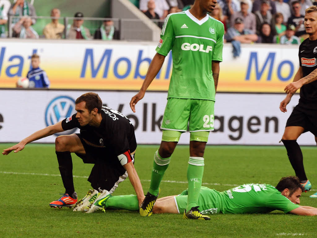 Da liegen die Wolfsburger  am Boden: Julian Schuster schaut seinem Ball zum 2:0 nach, whrend es Christian Trsch gestreckt hat.