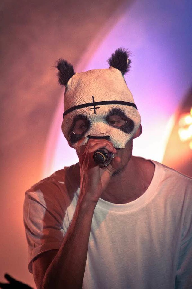 Der Mann mit der Pandamaske: Cro begeisterte in Freiburg seine Fans.  | Foto: Janos Ruf