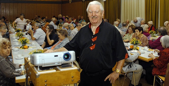 Im Mittelpunkt: Dieter Zbelin fand mi...eiler Lokalgeschichte viel Interesse.   | Foto: Sedlak