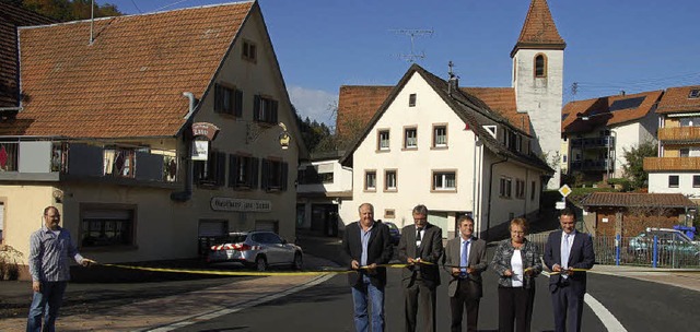 Fr den Verkehr freigegeben wurde die ... von rechts) durchschnitten das Band.   | Foto: Pia Grttinger