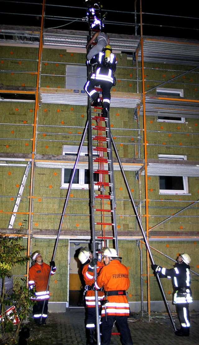 Personenrettung ber tragbare Leitern ...ahreshauptbung der Feuerwehr Riegel.   | Foto: Helmut Hassler