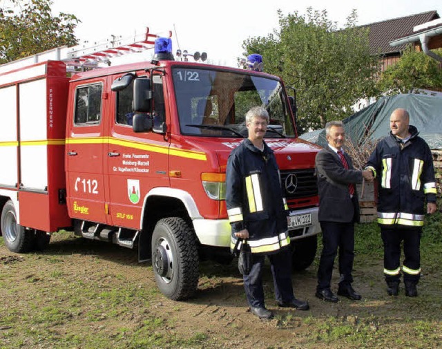 Gesamtkommandadnt Manfred Schulthei, ...r, freuen sich ber das neue Fahrzeug.  | Foto: Kannmacher