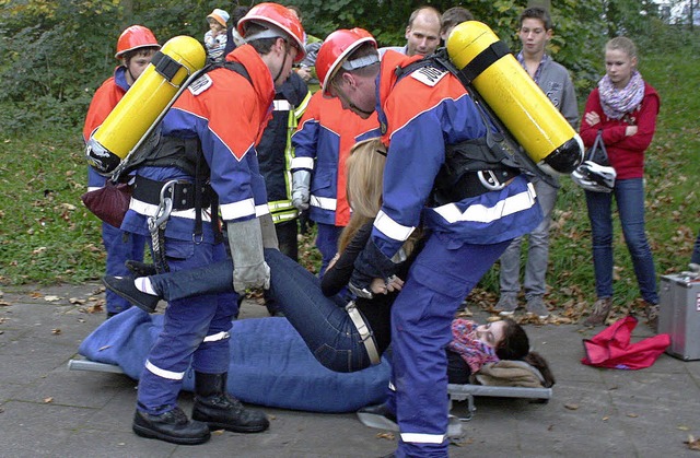 Rasch erfolgte die Rettung der vermissten Personen aus dem verqualmten Gebude.  | Foto: Reinhard Cremer