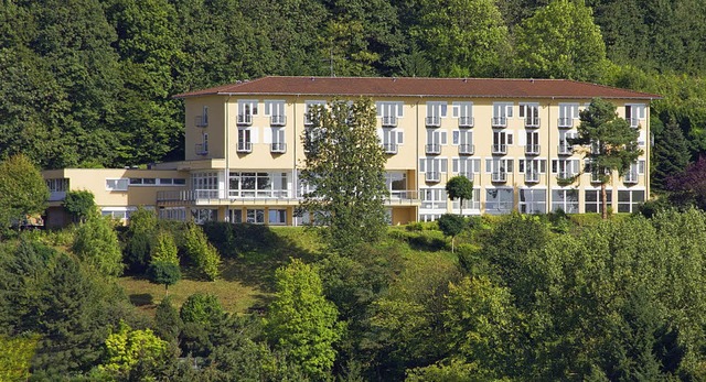 Die Staufener Schlossbergklinik heit nun offiziell Haus Erich Fried.  | Foto: Aczepta GmbH