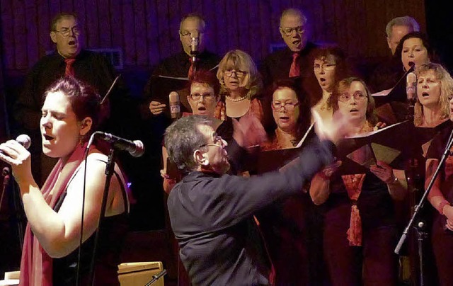 Als Solistin brilliert Heike Merz, als Chorleiter unbestritten Peter Kupfer.  | Foto: FRANK LEONHARDT