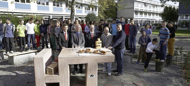 Bei der Spendenbergabe im umgestaltet...xinger, Gnter Walter, Gnther Zelzer   | Foto: CHRISTOPH BREITHAUPT