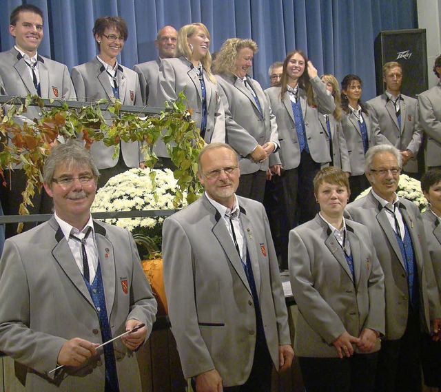 Die Minsler Musiker und Dirigent Eckha...elegt in ihrer neuen Vereinsgarderobe.  | Foto: Ingrid Arndt