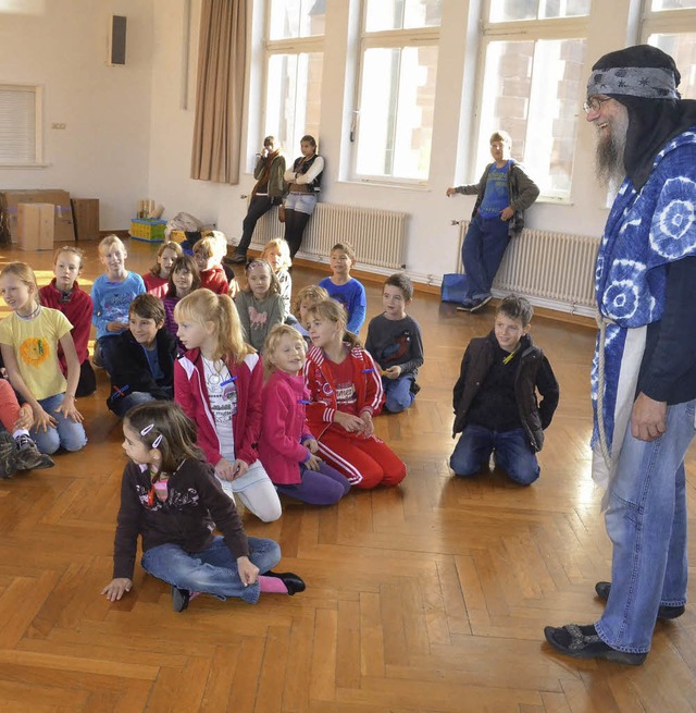 Zum Auftakt des evangelischen Kinderki... Gisin mit den Kindern einige Lieder.   | Foto: Martina Weber-Kroker