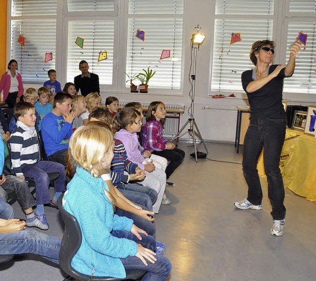 Als &#8222;cooler Peter&#8220; begeist...rundschule Hchenschwand die Schler.   | Foto: Stefan Pichler