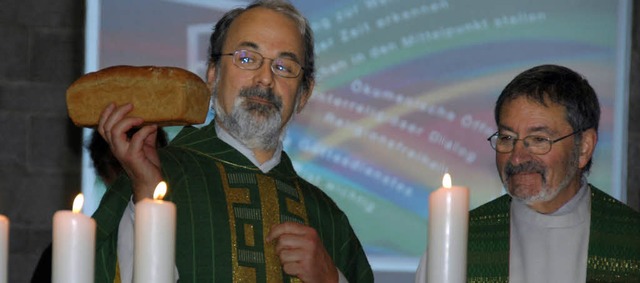 Mit einem Brot bedankte sich Pfarrer M..., Salz der Erde zu sein, sagte Ibach.   | Foto: Nikolaus Trenz