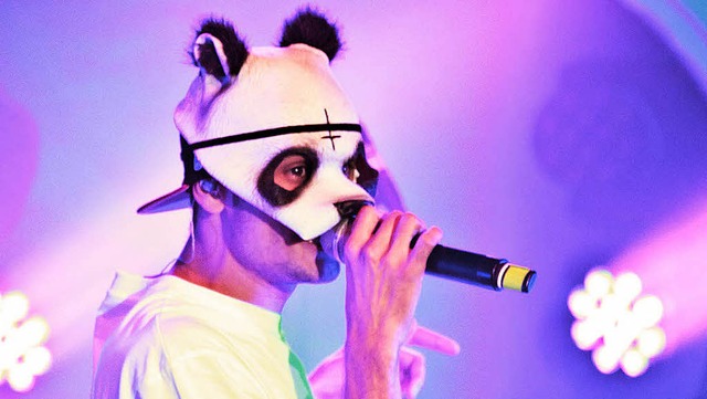 Sein Markenzeichen ist die Pandamaske:...r Cro bei seinem Gastspiel in Freiburg  | Foto: Janos Ruf