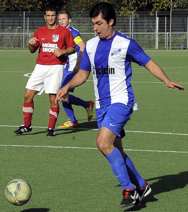 Jonathan Arnold auf dem Weg zum 2:0 f...nmezren  kann nicht mehr eingreifen.   | Foto: schn