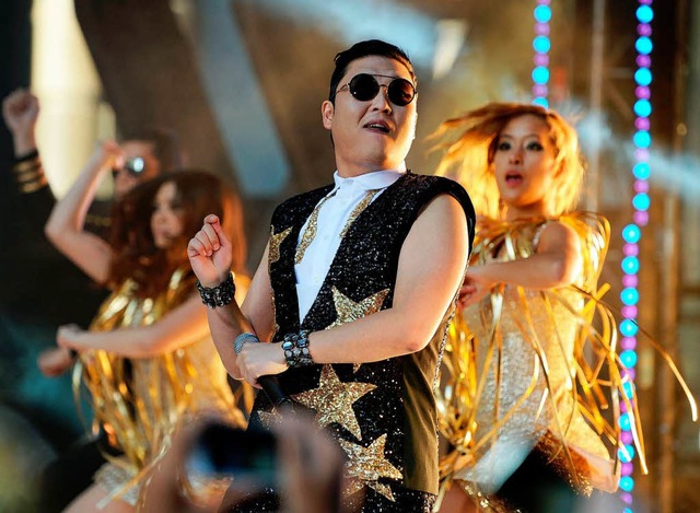 Psy mit Tnzerinnen  | Foto: AFP