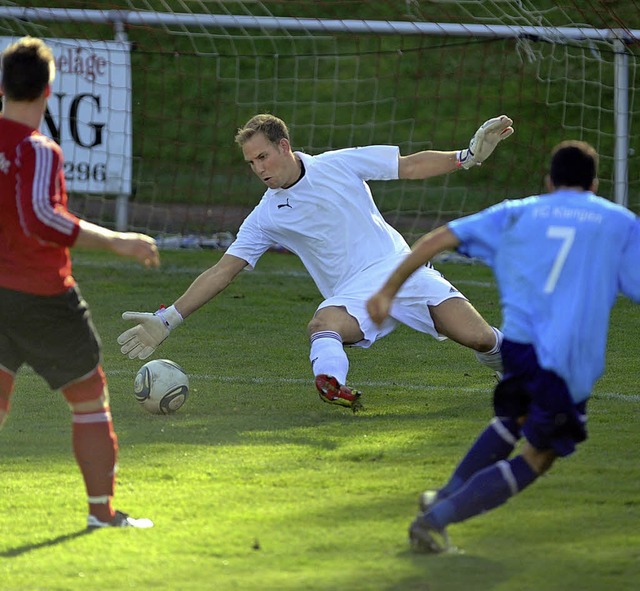 Der Klengener Manuel Payo (rechts) ver... zurck und gewann noch mit 5:1-Toren.  | Foto: seeger