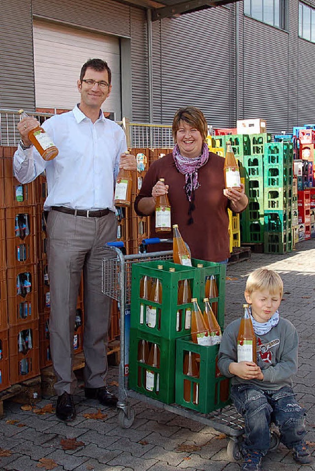 ber Nachschub fr die kommunale Apfel...ter Lars Brgner und Martina Brklin.   | Foto: Pia Grttinger