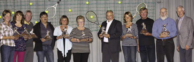 Vereinsmitglieder, die sich ber das n...er SVE-Tennisabteilung ausgezeichnet.   | Foto: Gert Brichta