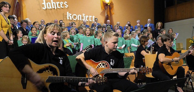 Alle auf der Bhne vereint: Beim Jahre...reins zum Teil gemeinsam ihre Lieder.   | Foto: Wolfgang Knstle