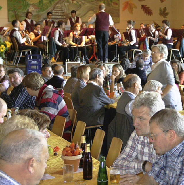 Beim Herbstfest waren die Tischreihen  in der Kandertalhalle dicht besetzt.   | Foto: Bronner