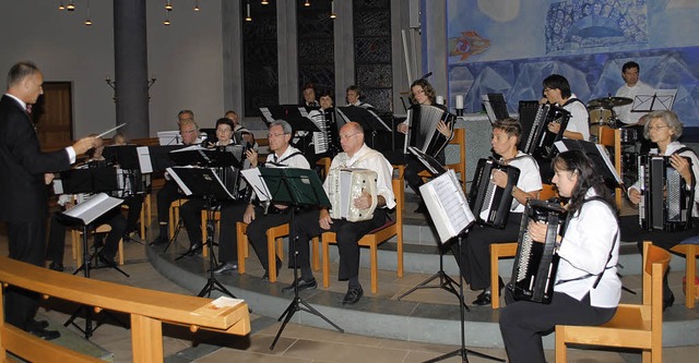 Die Spielgemeinschaft Harmonika-Club H...zert in der Kirche St. Peter und Paul.  | Foto: Sedlak