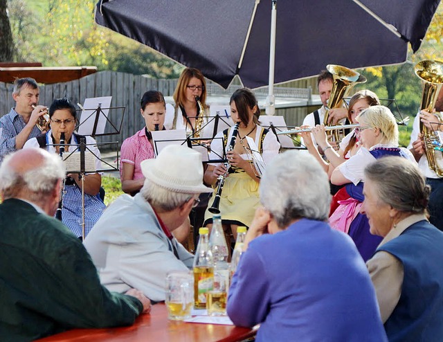 Zum Oktoberfesthock hatte der Musikver...e Besucher krnten die Veranstaltung.   | Foto: Hans-Jrgen Hege