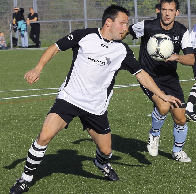 Ball im Visier: Der Laufenburger Spiel...ingen zum 1:0. Rechts Florian Wetzel.   | Foto: Meinrad Schn