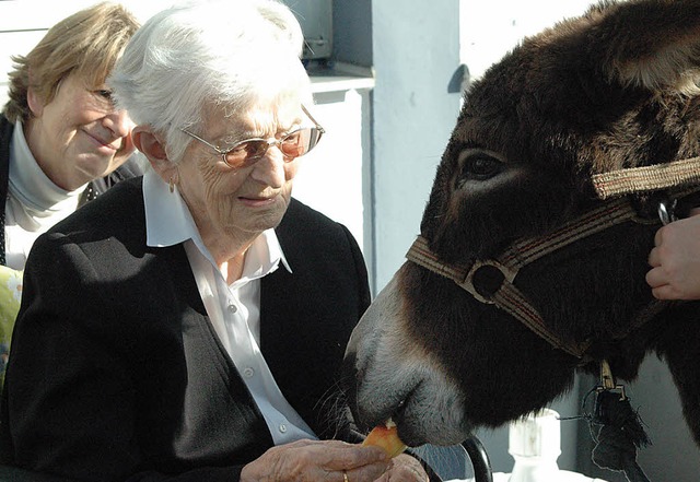 Dora Schoelps an ihrem 102. Geburtstag mit Esel Angelo   | Foto: Leony Stabla