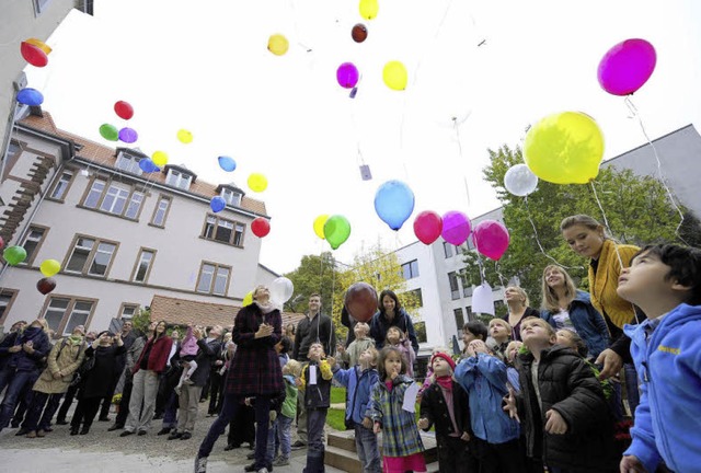 Als luftig erweisen sich die Kinderbil...en Ballons in den Himmel entschweben.   | Foto: Ingo Schneider