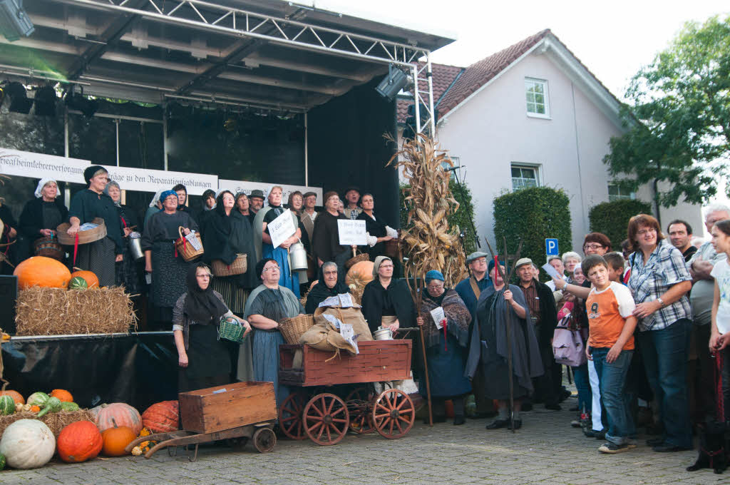 Aus Anlass des 1250. Dorfjubilums spielten  Brgerinnen und Brger Szenen aus der Geschichte Rusts nach.
