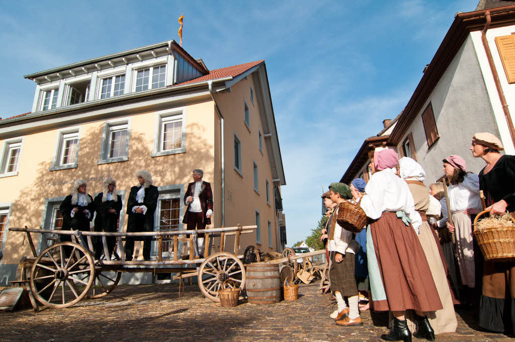 Aus Anlass des 1250. Geburtstags von Rust spielten Brgerinnen und Brger Szenen aus der Geschichte des Orts nach.<?ZP?>
