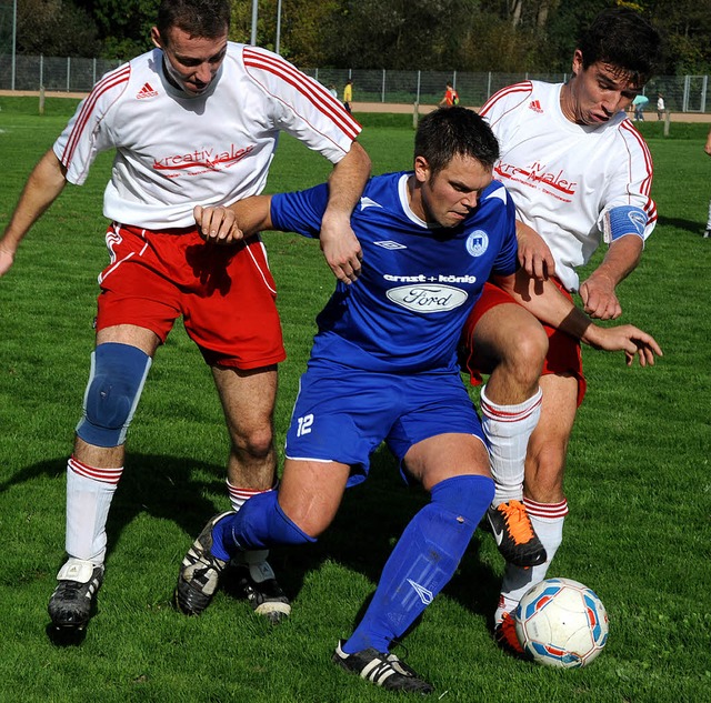 Rudelbildung am Ball: Patrick Sprich (...s Wiesental, re.) und Andreas Kuttler.  | Foto: Meinrad Schn