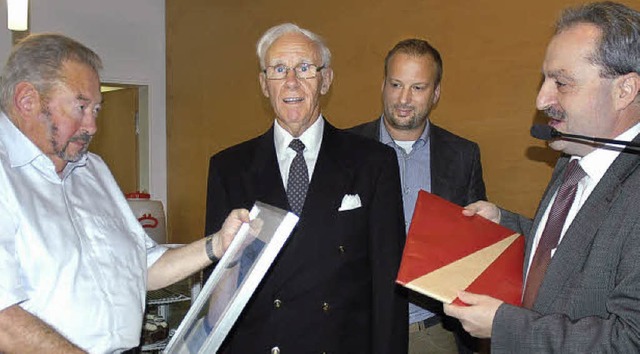 Wolfgang Oechsler (von links) wurde f...einz Huber dankten  fr den  Einsatz.   | Foto: Britta Wieschenkmper