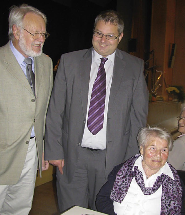 Die lteste Teilnehmerin, Emma Alznaue...meister Alexander Guhl ausgezeichnet.   | Foto: Michael Gottstein