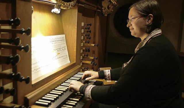 Sabrina Blthmann an der Stieffell-Orgel der Kuhbacher Kirche   | Foto: Heidi Fssel