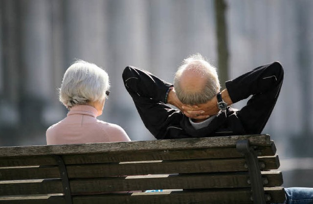 Nicht alle Ruhestndler sind entspannt...ht beim Blick auf den Rentenbescheid.   | Foto: dpa