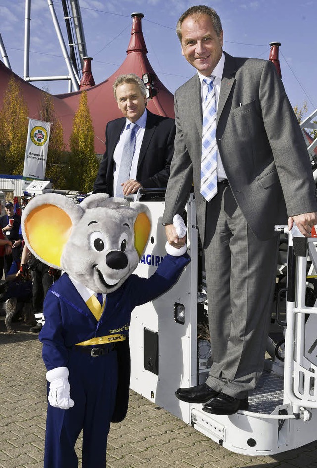 Innenminister Reinhold Gall freut sich ber die hilfsbereite Euromaus.   | Foto: Europa-Park