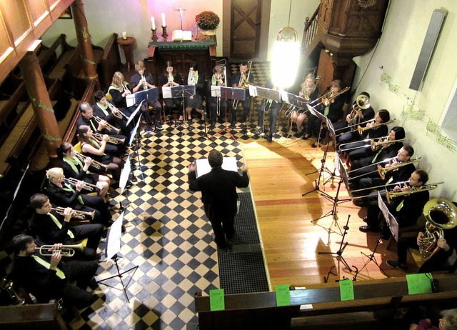 Der 26-kpfige Posaunenchor Broggingen...hen Konzert in der Brogginger Kirche.   | Foto: Reiner Merz