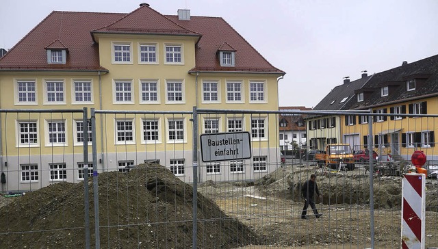 Die  Parkflche, die  grad in Neuenbur...rrierefreier Zugang zum Bildungshaus.   | Foto: Drescher