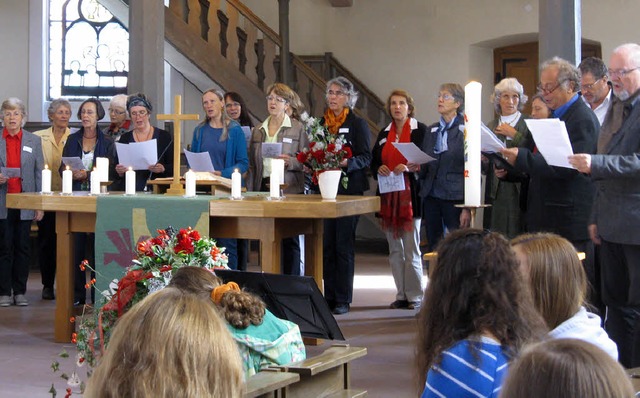 Mitglieder der ambulanten Hospizgruppe...tung des kumenischen Gottesdienstes.   | Foto: Joachim Bhler