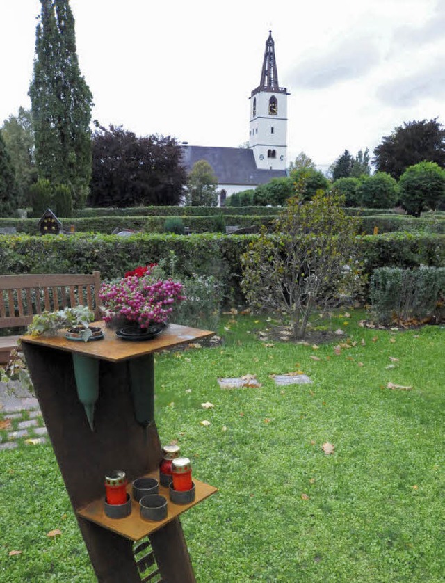 Blumen und Grablichter knnen Angehri...egeleichten Grabsttten&quot; ist gro  | Foto: Markus Zimmermann, Markus Zimmermann