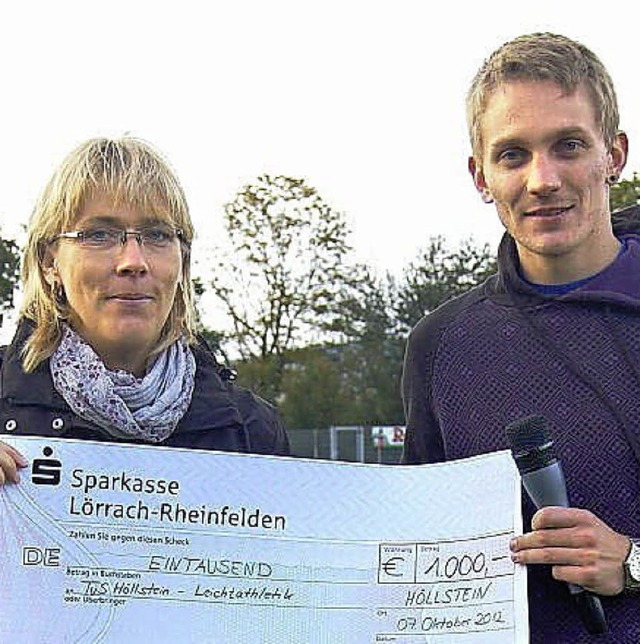 Die Leichtathleten des TuS Hllstein f...ks: Petra Wei, rechts Marcel Lindgens  | Foto: Privat