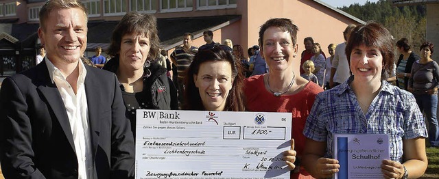 Bewegungsfreundlicher Pausenhof: Bei d... Cornelia Wirbser und  Martina Spitz.   | Foto: Gert Brichta