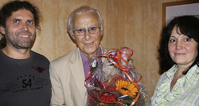 Mit Blumen  bedankten sich Ida Sander und Ralf Rollenbeck bei Kurt Bauer.   | Foto: DIETER MAURER